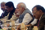 Премьер-министр Республики Индия Нарендра Моди (в центре) во время переговоров с президентом РФ Владимиром Путиным в индийском штате Гоа