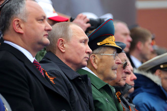 Владимир Путин и президент Молдавии Игорь Додон (слева) на военном параде в ознаменование 72-й годовщины Победы в Великой Отечественной войне, 9 мая 2017 года