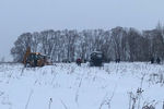 Тракторы расчищают подъезд к месту крушения пассажирского самолета Ан-148 в Подмосковье, 11 февраля 2018 года