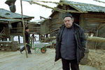 Алексей Герман на фоне декораций к своему фильму «Трудно быть богом», 2001 год 