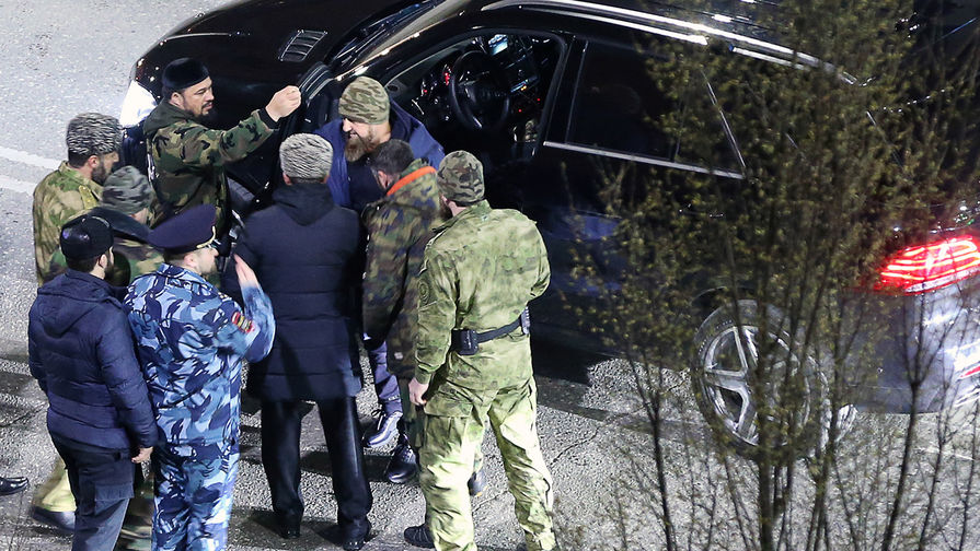 Глава Чечни Рамзан Кадыров (в центре на&nbsp;дальнем плане) у&nbsp;жилого дома в&nbsp;Грозном, где произошел пожар, 26 марта 2018 года