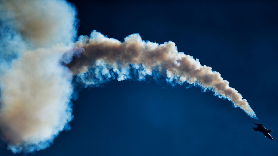 Самолет Як-130 во время репетиции летной программы авиасалона МАКС в Подмосковье, 2015 год