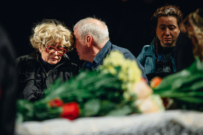 Актриса Марина Неелова и актер Сергей Гармаш во время церемонии прощания с Ниной Дорошиной в театре «Современник» в Москве, 24 апреля 2018 года