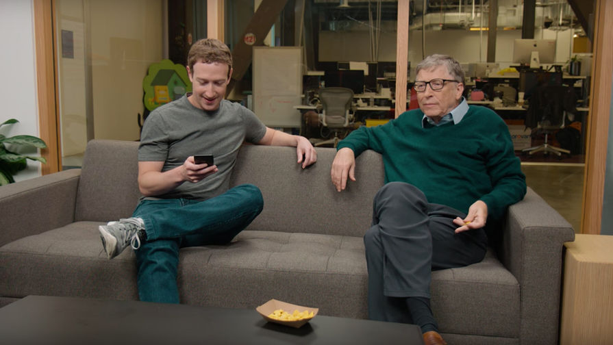 Основатель Facebook (компания-владелец Meta признана экстремистской организацией) Марк Цукерберг и основатель Microsoft Билл Гейтс (кадр из видео)