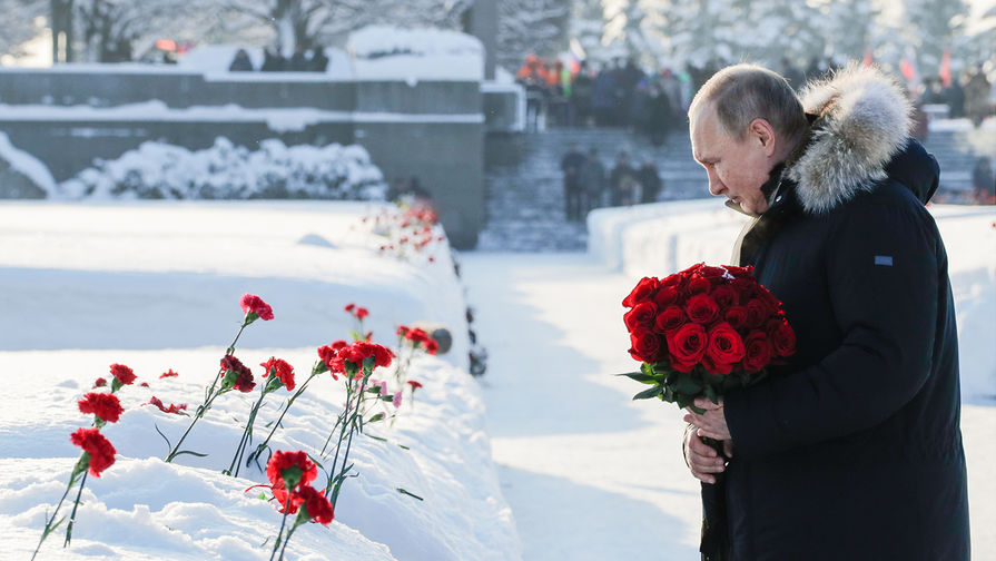Президент России Владимир Путин возлагает цветы на Пискаревском кладбище в день 75-летия полного освобождения Ленинграда от фашистской блокады, 27 января 2019 года