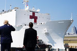 Президент США у корабля-госпиталя в порту города Норфолк, штат Вирджиния, США, 28 марта 2020 года