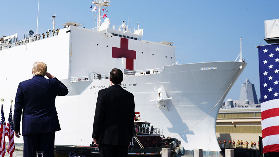 Президент США у корабля-госпиталя в порту города Норфолк, штат Вирджиния, США, 28 марта 2020 года