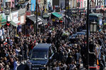 Люди во время похорон Малкольма Макларена на севере Лондона, 22 апреля 2010 года