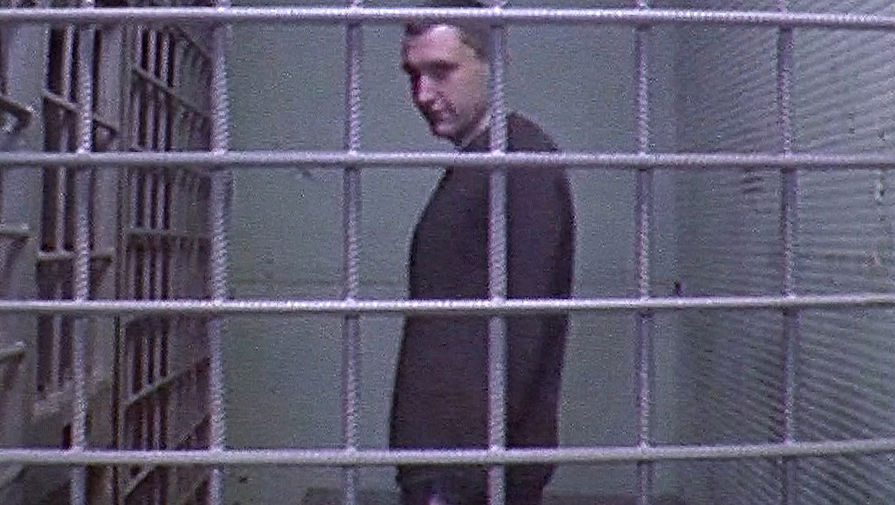 Активист Константин Котов (на экране), ранее осужденный на четыре года колонии за неоднократные нарушения правил проведения митингов, во время пересмотра дела в Мосгорсуде (кадр из видео)