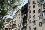 На месте пожара в жилом доме на Фрунзенской набережной в Москве, 14 мая 2020 года