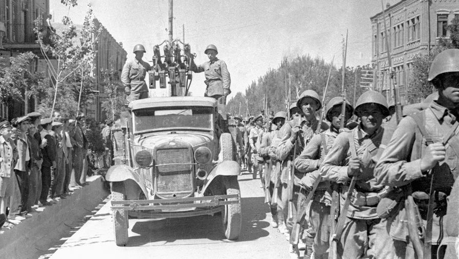 Советские войска вступают в город Тавриз, Иран, 1941 год