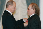 Президент России Владимир Путин награждает орденом «За заслуги перед Отечеством» IV степени Эдварда Радзинского, 2006 год