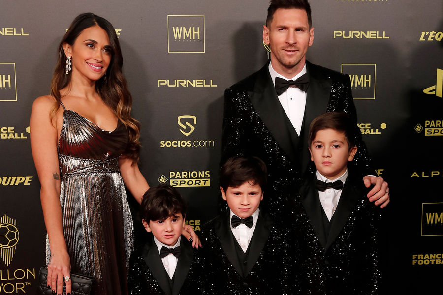 Футболист Лионель Месси с женой Антонеллой Рокуццо и сыновьями перед церемонией «Золотого мяча», 29 ноября 2021 года