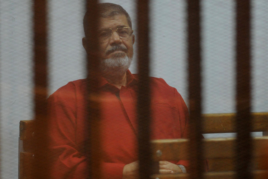Бывший президент Египта Мухаммед Мурси во время судебного заседания, Каир, 2015 год