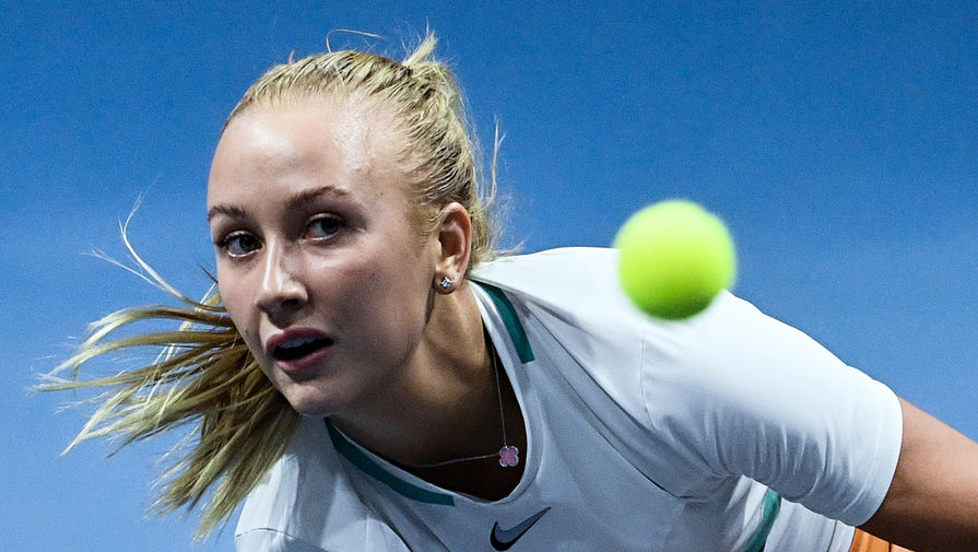 Теннисистка Потапова разгромно проиграла Соболенко в полуфинале турнира WTA-500 в Штутгарте
