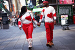 Пара на Таймс-сквер в Нью-Йорке, 14 февраля 2023 года