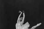 Майя Плисецкая в роли Одетты в балете П.И. Чайковского «Лебединое озеро» на сцене Большого театра, 1951 год