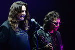 Вокалист и гитарист британской рок-группы Black Sabbath Оззи Осборн и Тони Айомми (справа) 