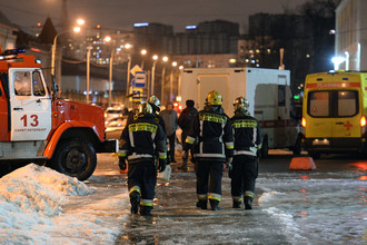 Сотрудники МЧС около входа в супермаркет в Санкт-Петербурге после взрыва, 27 декабря 2017 года