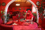 Влюбленная в красный цвет женщина у себя дома в Боснии и Герцеговине, октябрь 2019 года