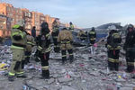 Сотрудники МЧС России разбирают завалы на месте взрыва в супермаркете на улице Гагкаева во Владикавказе, 12 февраля 2021 года 