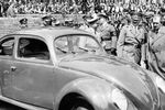 Адольф Гитлер и Фердинанд Порше во время церемонии закладки первого камня в будущий автомобильный завод Volkswagen, 1938 год