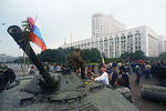 Защитники «Белого дома» прикрепили цветы к орудийному стволу одного из танков, введеных в Москву 19 августа 1991 года в связи с объявлением членами ГКЧП чрезвычайного положения в столице, 1991 год