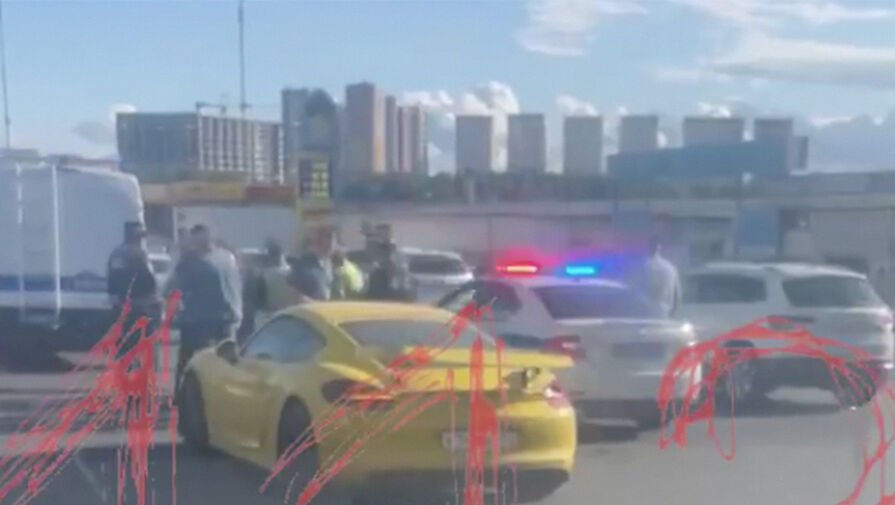 Мужчина, упавший с моста на Porsche, скончался в больнице