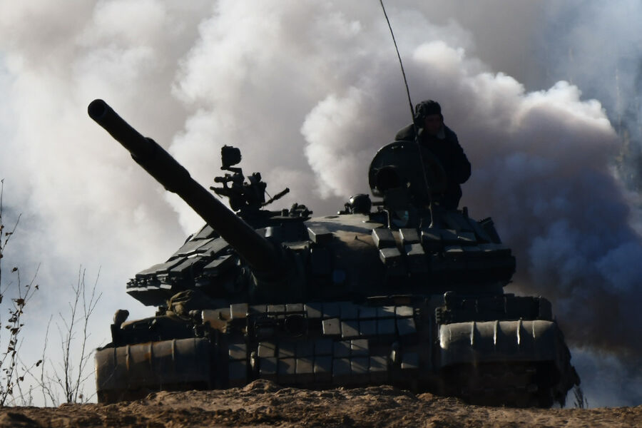 Танк Т-72 в ходе практических стрельб