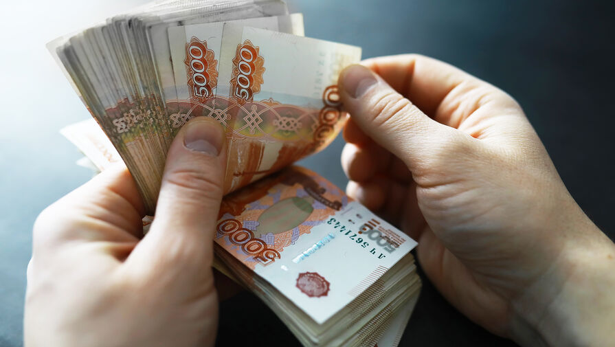 Более половины россиян стали больше экономить