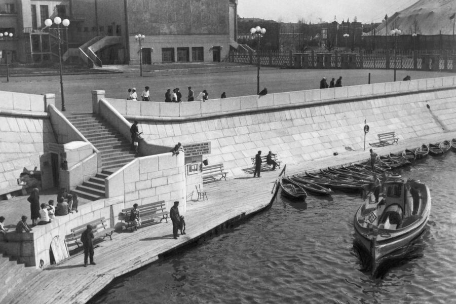 Лодочная пристань на&nbsp;Нескучной набережной у&nbsp;Центрального парка культуры и отдыха имени М. Горького, 1935&nbsp;год