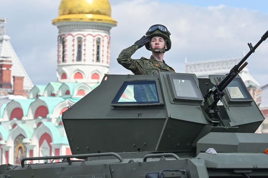 Военнослужащий на&nbsp;бронеавтомобиле &laquo;ВПК-Урал&raquo; на&nbsp;Красной площади в&nbsp;Москве на&nbsp;военном параде, посвященном 80-летию Победы в&nbsp;Великой Отечественной войне, 09&nbsp;мая 2025&nbsp;года