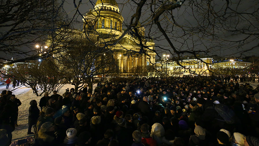 Участники акции протеста против передачи Исаакиевского собора в безвозмездное пользование РПЦ, 13 января 2017 года