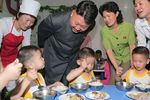 Ким Чен Ын во время посещения детского дома в Пхеньяне, июнь 2014 года