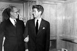 Джозеф Кеннеди (слева), посол США в Великобритании, с сыном Джоном Ф. Кеннеди, Нью-Йорк, 1938 год 
