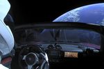 Tesla Roadster Илона Маска в открытом космосе (коллаж)