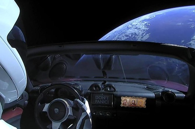 Tesla Roadster Илона Маска в открытом космосе (коллаж)