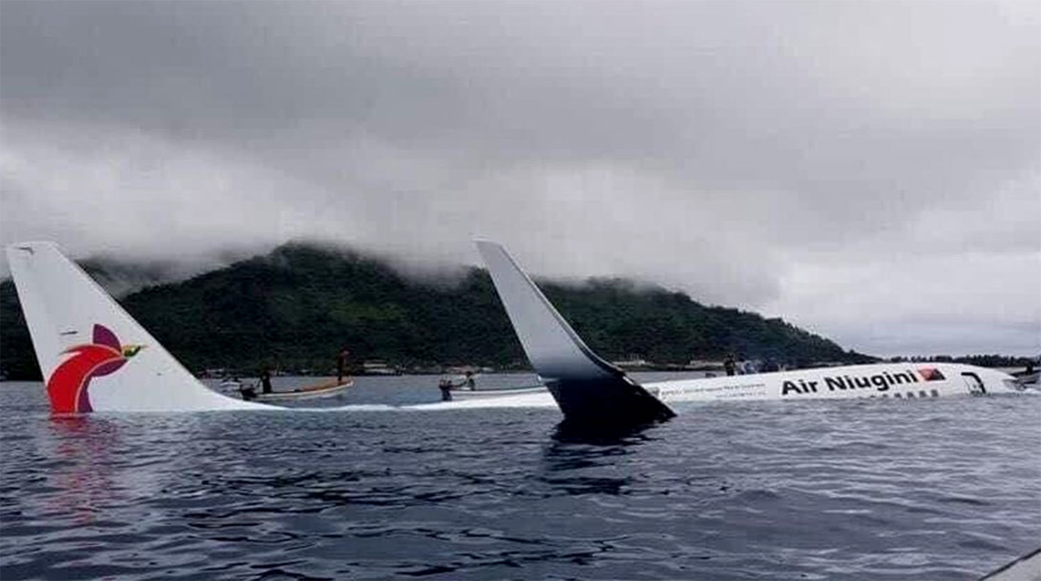 Самолет падает в воду. Самолёта Boeing 737 посадка на воду. Самолёт падает в море. Самолеты упавшие в океане.