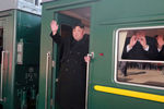 Высший руководитель КНДР Ким Чен Ын в дверях поезда на станции в Пхеньяне. Фотография опубликована агентством ЦТАК 23 февраля 2019 года