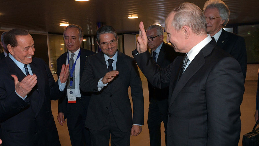 Президент России Владимир Путин и Сильвио Берлускони во время встречи в&nbsp;международном аэропорту &laquo;Фьюмичино&raquo; в&nbsp;Риме, 5 июля 2019 года