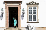 Королева Дании Маргрете II у входа во дворец Фреденсборг в день своего рождения, 16 апреля 2020 года