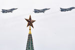 Фронтовые бомбардировщики Су-24М на репетиции воздушной части парада Победы в Москве4 мая 2020 года