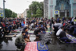 Мусульмане во время праздничной коллективной молитвы у Соборной мечети Санкт-Петербурга, 31 июля 2020 года