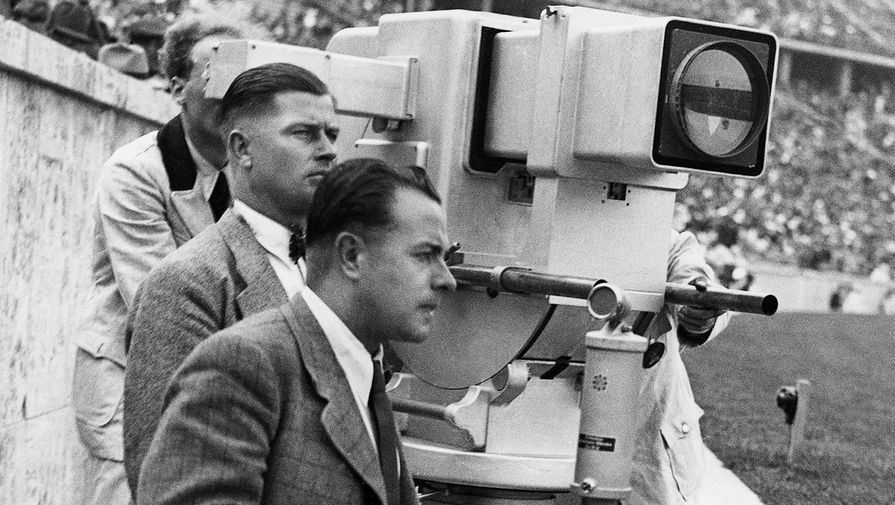 Операторы первого немецкого телевизионного канала Paul Nipkow во время съемки на Олимпийском стадионе в Берлине, 1936 год
