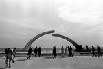 Монумент «Разорванное кольцо» на берегу Ладожского озера, созданное в память о тех, кто в годы блокады (1941-1943) во время Великой Отечественной войны работал на Дороге жизни. Открыт в 1966 году 