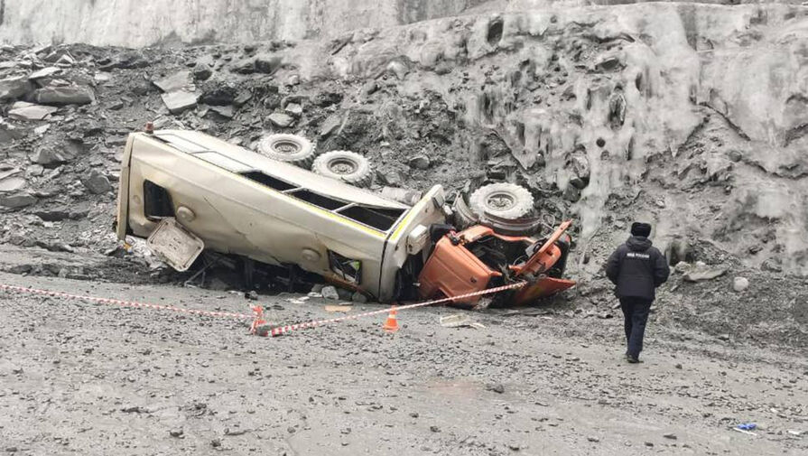 В Красноярском крае в карьер упала машина с вахтовиками