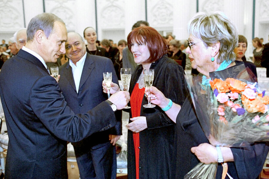 Президент России Владимир Путин, писатель-сатирик Михаил Жванецкий, киноактриса Нонна Мордюкова, главный режиссер театра «Современник» Галина Волчек (слева направо) на торжественном приеме в Большом Кремлевском дворце по случаю государственного праздника - Дня России, 13 июня 2002 года