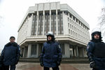 Сотрудники милиции у здания совета министров Автономной республики Крым