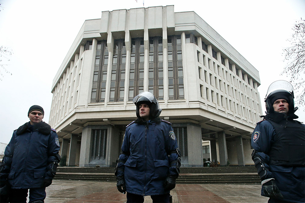 Сотрудники милиции у здания совета министров Автономной республики Крым