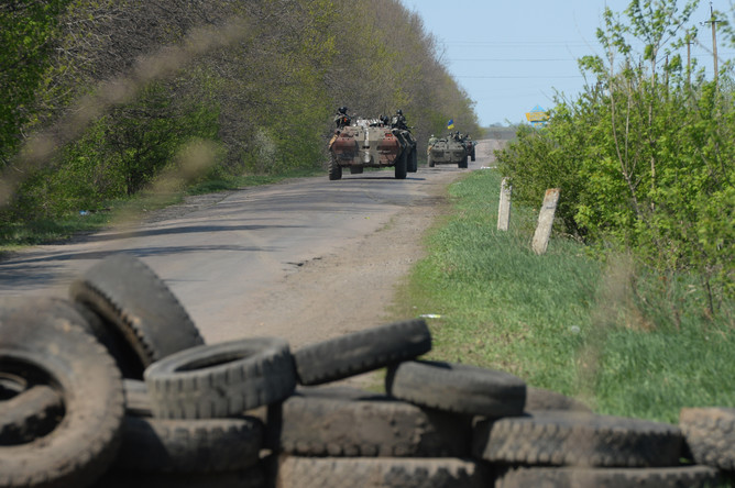 Украинские БТР отходят от блокпоста у Комбикормового завода под Славянском